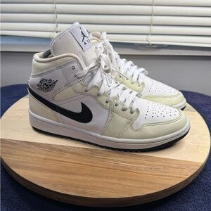 Jordan 1 Mid (Women’s 9)